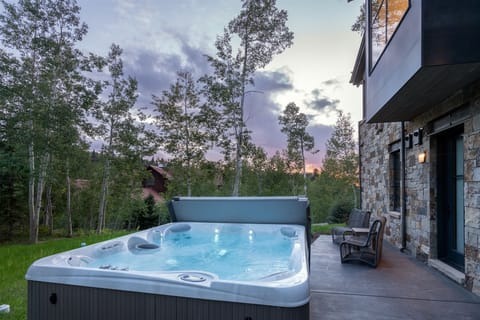 Patio - Private 8 person hot tub
