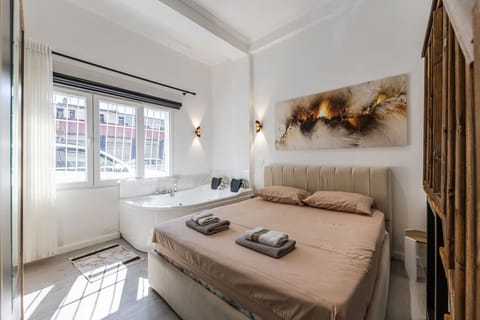 Bedroom with a double bed and jacuzzi