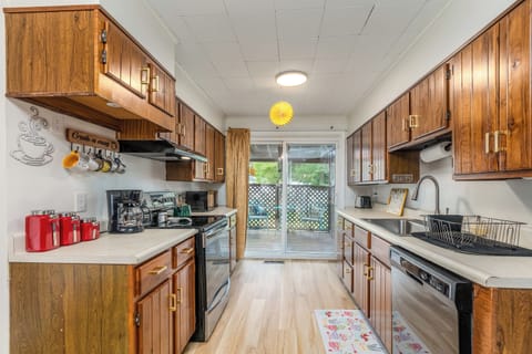 Buzz-worthy mornings start here. Enjoy coffee with bee-inspired mugs, a full kitchen, and easy access to the covered deck.