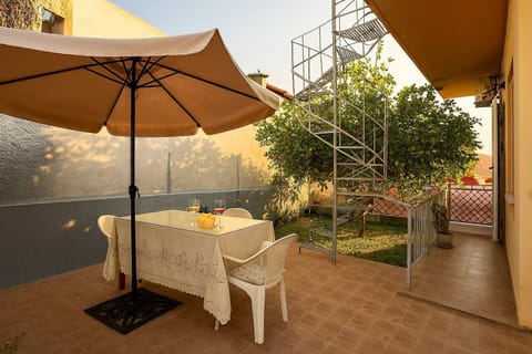 Shaded Outdoor Patio with Dining Table and Garden Views
Ground-floor outdoor dining with umbrella shade, ideal for breakfast or a relaxed afternoon.