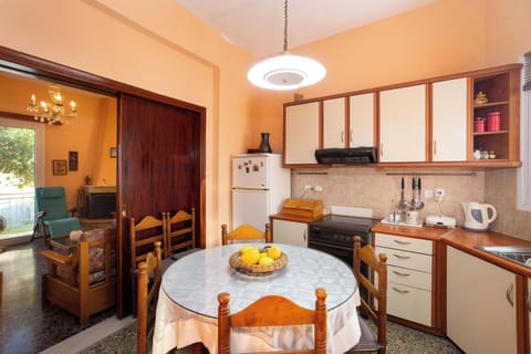 Charming Dining Space with Window Views and Natural Light
Bright, practical area for daily meals connected to the kitchen.