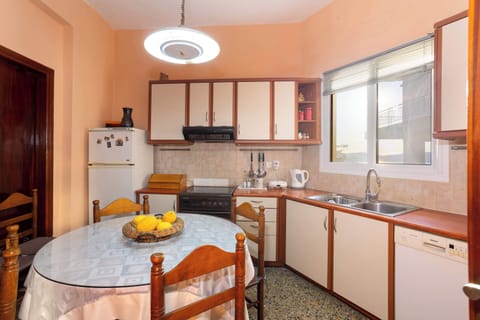 Compact Kitchenette with Sink and Counter Space for Light Cooking
Convenient for quick breakfasts, coffee, and snacks.