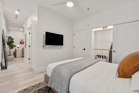 Unit with one Queen bed