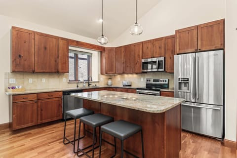 Kitchen | Breakfast Bar for 3