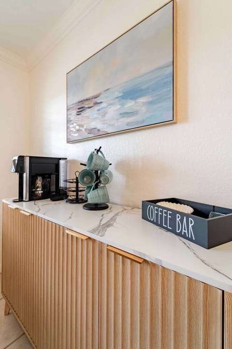 Coffee bar with Flexbrew coffee machine, K-cup, drip option and frother