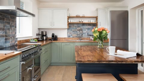 The Apple House - the spacious kitchen with a range cooker and island