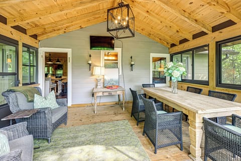 Screened-In Deck | Smart TV | Dining Table