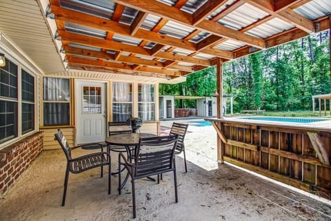 Outdoor dining space near the pool, great for easy gatherings.