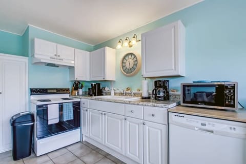 Fully equipped kitchen with modern appliances, perfect for preparing meals.