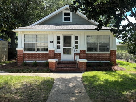 Beautiful Cottage in downtown
