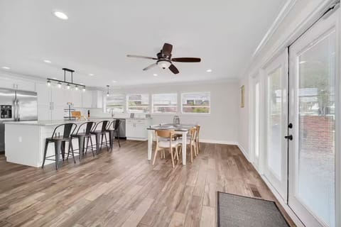 Dine at yummy waterfront restaurants or enjoy easy meals at home