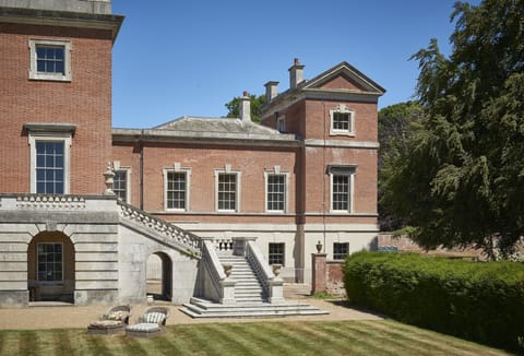 Occupying an entire wing of an impressive, Grade I listed Georgian Palladian house