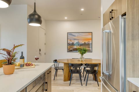 Modern kitchen with island seating and sleek finishes.