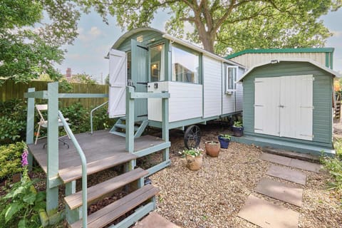 Shepherd's Hut, Briston - Host & Stay