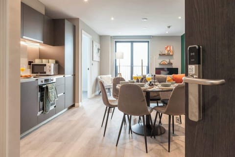 The window provides a beautiful outdoor view, adding to the dining experience.
The chairs are comfortable and well-arranged, complementing the overall aesthetic of the room.