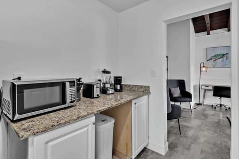 Fuel up and focus ☕ This South Florida vacation rental offers a cozy kitchenette and adjacent workspace—ideal for solo travelers, couples, or digital nomads.