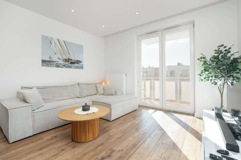 The large windows let in plenty of natural light, creating a pleasant and relaxing atmosphere in the living room.