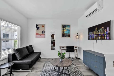   
Gather, relax, and feel at home 🛋️ This South Florida vacation rental features vaulted ceilings, a cozy fireplace, and space to connect—perfect for families, friends, or long-term stays.