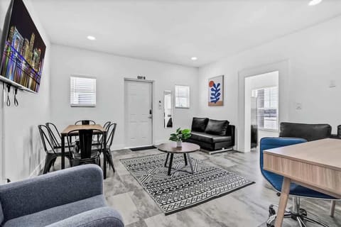 Connect, relax, and enjoy the vibe 🛋️ This South Florida vacation rental features a cozy lounge, smart TV, and workspace—perfect for families, friends, or long-term stays.