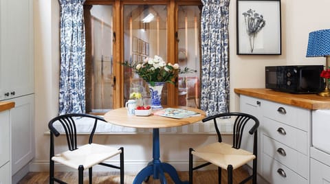 The kitchen dining area at Lemon Tree Cottage, Cotswolds