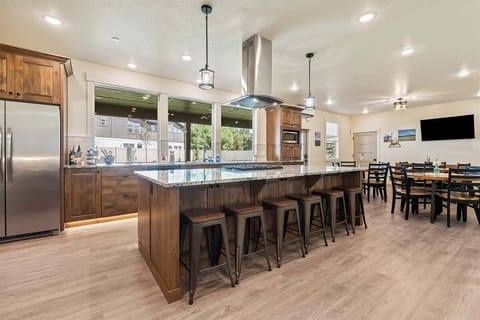 Kitchen and Dining Area Cafe Style