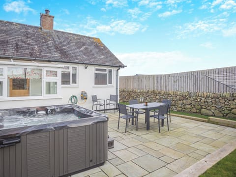 Hot tub | Swyn Y Don, Llandanwg, near Harlech
