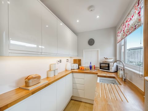 Kitchen | Swyn Y Don, Llandanwg, near Harlech