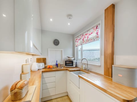 Kitchen | Swyn Y Don, Llandanwg, near Harlech