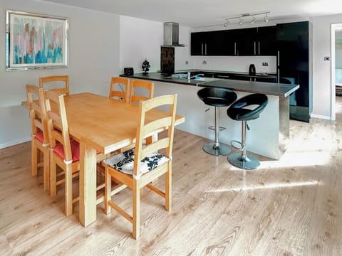 open plan kitchen dinning | Spring Vale Bungalow, Colchester