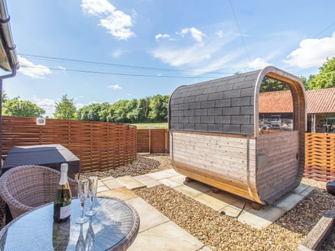 Outdoor area | Granary Barn, Tacolneston