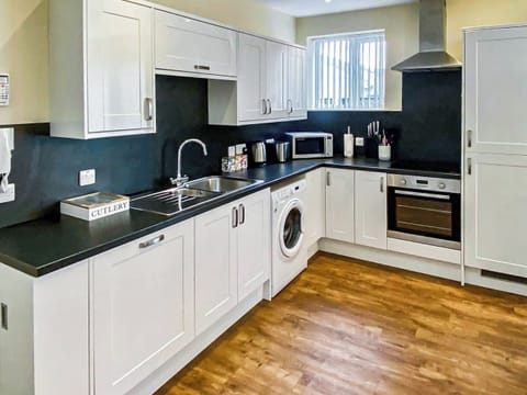 Kitchen | Muckle Green Holm - Shaalder Apartments, Kirkwall