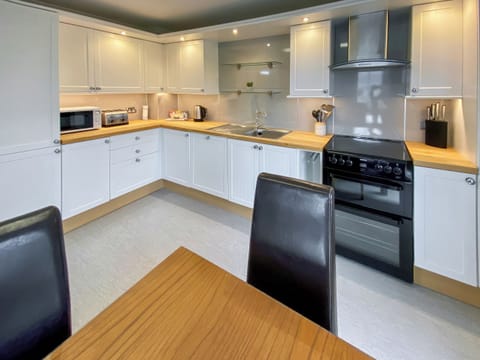 Kitchen | Broad Holidays - Townhouse - Broad Street Gardens Apartments, All Orkney Islands