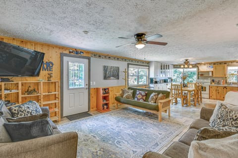 Living Room | Flat-Screen TV | Free WiFi | Central Heat