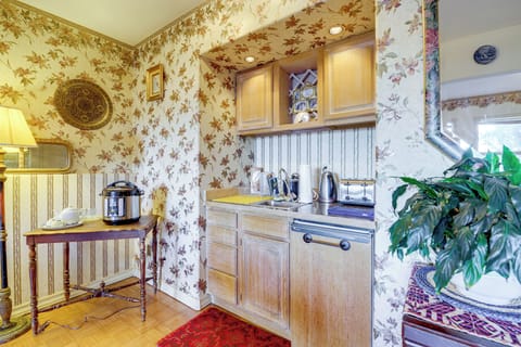 Kitchenette | Mini Fridge | Trash Bags & Paper Towels