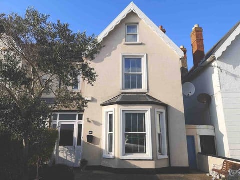 Separate studio in Victorian House on seafront 