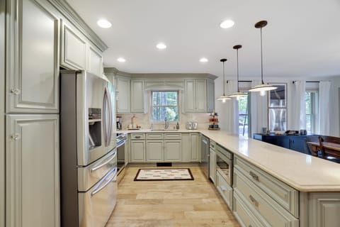 Spacious Kitchen w/Pantry cabinets built-ins, French Dr Refrigerator