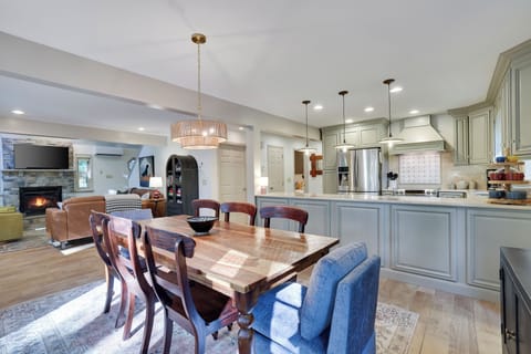 Gorgeous Pottery Barn Table & Chairs. Seats 8 with plush end chairs