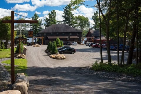 013-web-great-pines-summer-jm16-exterior