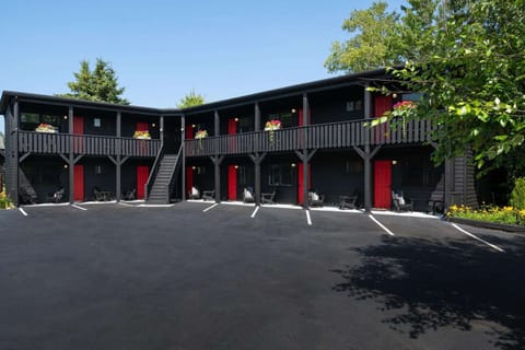 037-web-jm-summer-2021-placid-bay-hotel-exterior