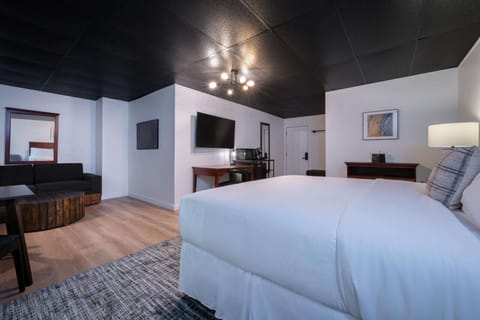 050-trailhead-lodge-fall-2023-web-king-suite