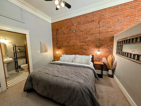 King bed in the spaciious bedroom