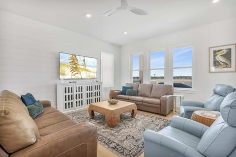 Spacious Plentiful Seating- Living Room 