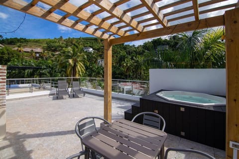 Rooftop with Jacuzzi and mountain views