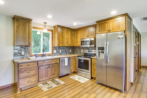 Kitchen | Blender | Toaster | Spices | 1st Floor