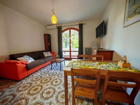 Cozy living area with sofa, dining table, and direct access to the balcony. The bright and well-furnished space combines modern elements and classic details, creating an ideal space to relax or dine with the family after a day at the lake.