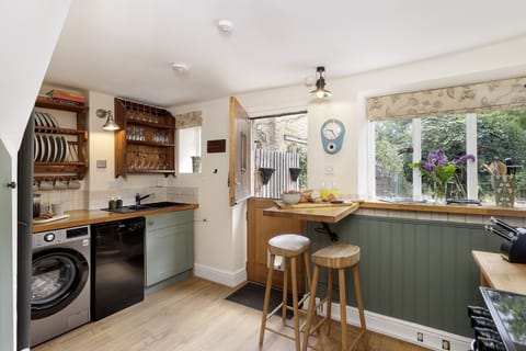 Izods Cottage Kitchen - StayCotswold