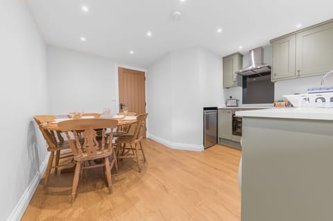 3 Dixon Ground Dining Area