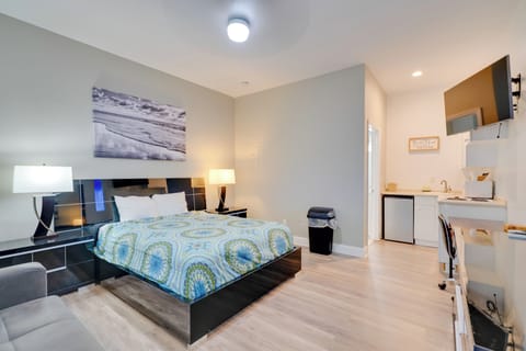 Naples Vacation Rental | Studio | 1BA | Step-Free Entry | 300 Sq Ft