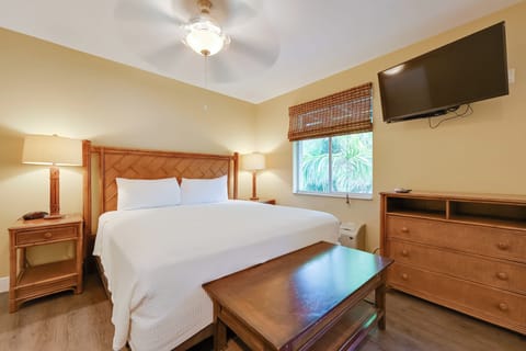 Studio | Queen Bed