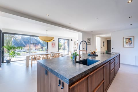 Fully equipped American style kitchen, terrace access